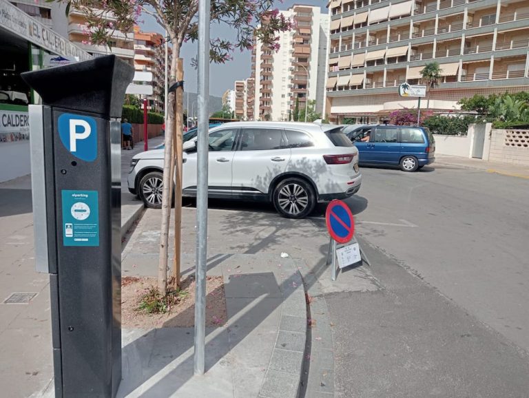 Dos nuevas «zonas moradas» (de pago) para aparcar en la playa de Gandia