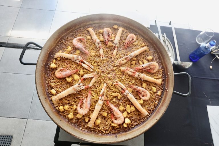 La fideuà de Gandia ya se saborea en el epicentro gastronómico y de ocio de València