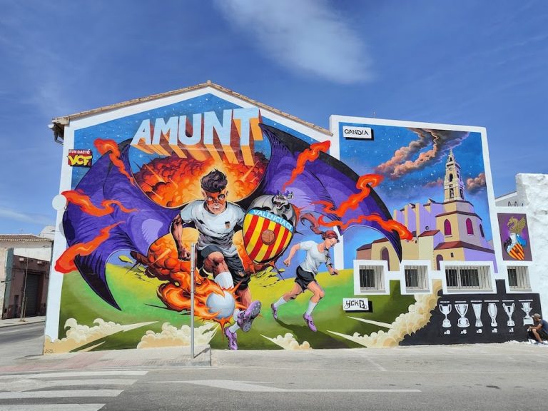 Fiesta y arte en Gandia con la inauguración del mural valencianista