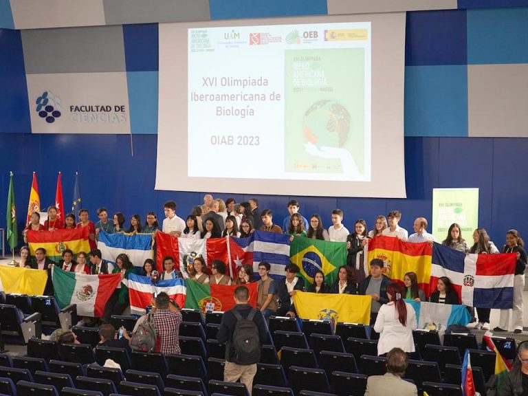 La gandiense Carolina Guillén consigue una medalla de plata en la Olimpiada Iberoamericana de Biología