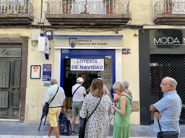 Los turistas buscan el Gordo de Navidad en Gandia