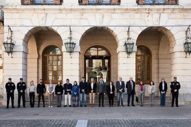 Un minuto de silencio en Gandia por la muerte de los guardias civiles de Barbate