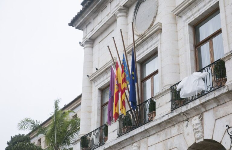 Gandia decreta 3 días de luto oficial y cancela las actividades por el incendio de València