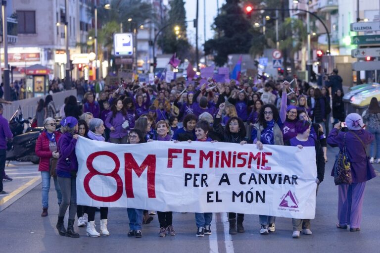 Miles de mujeres conmemoran el 8M en Gandia