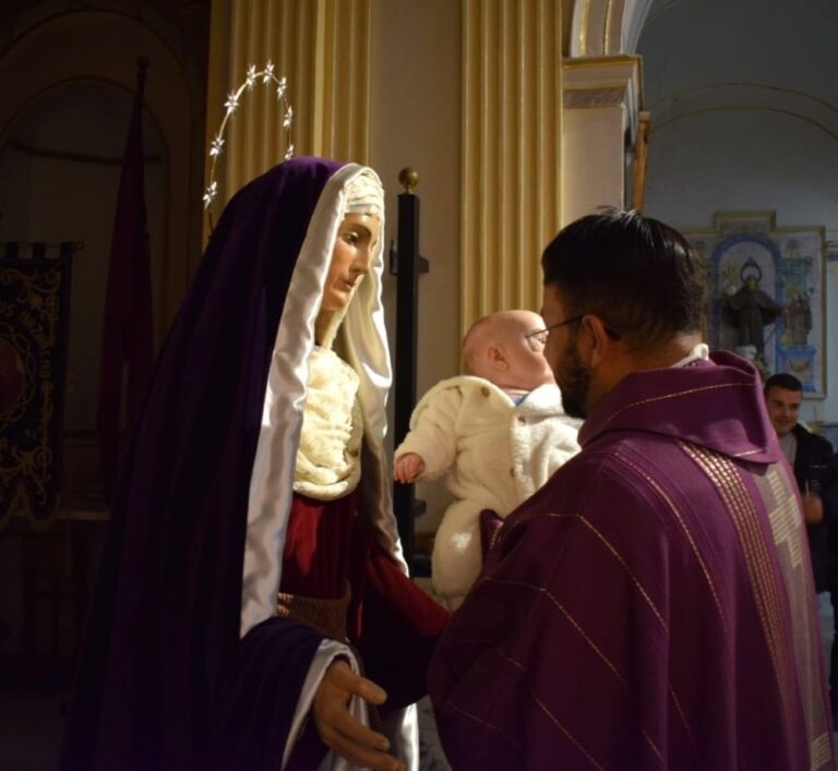 Decenas de personas acuden al besamanos de la Virgen de la Esperanza