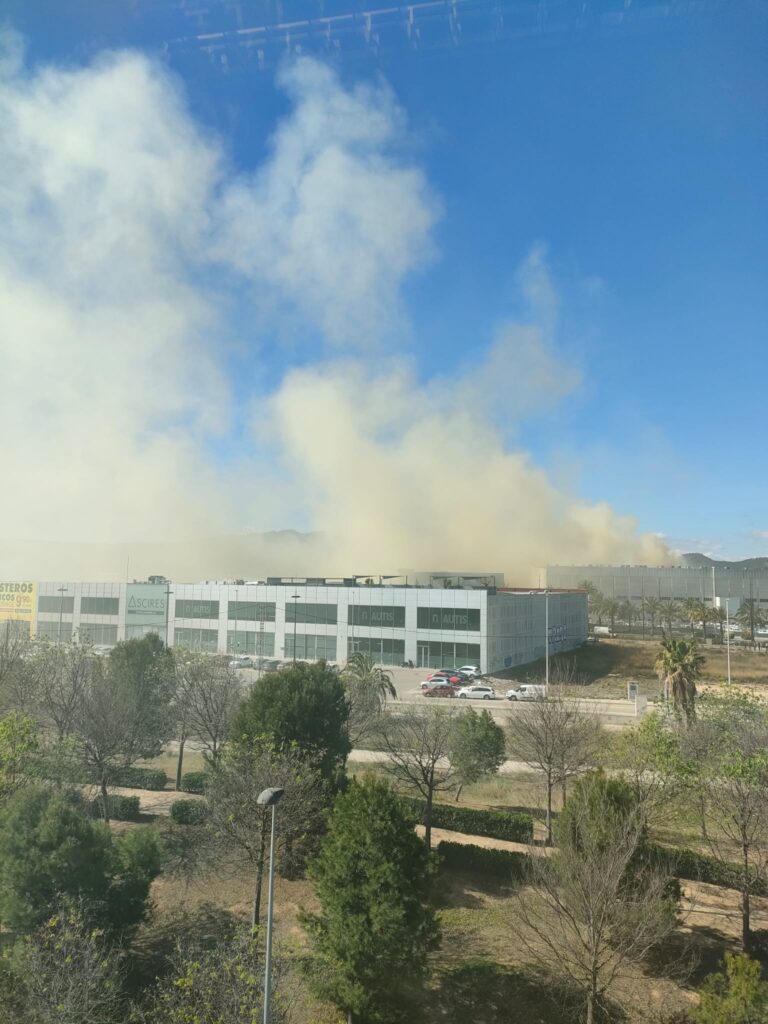 Un incendio en la fábrica de Dulcesol obliga a evacuar a los trabajadores | vídeos e imágenes