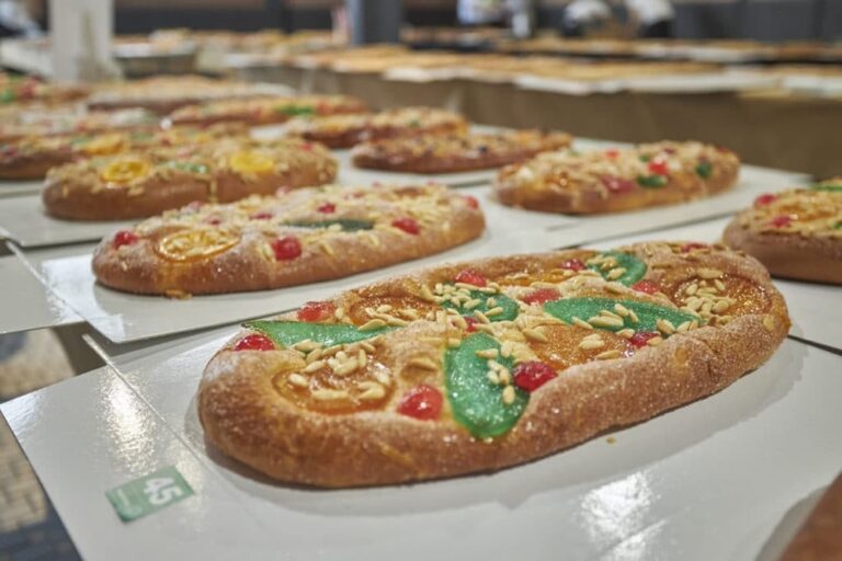 Cocas de San Juan: Gandia revive la tradición con un stand en la calle Galicia