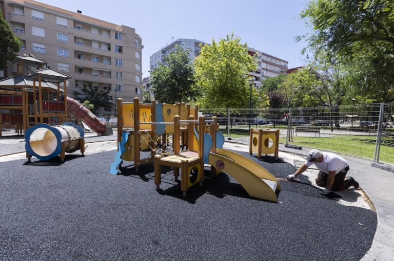 Comienza la renovación de losetas de caucho en parques de Gandia