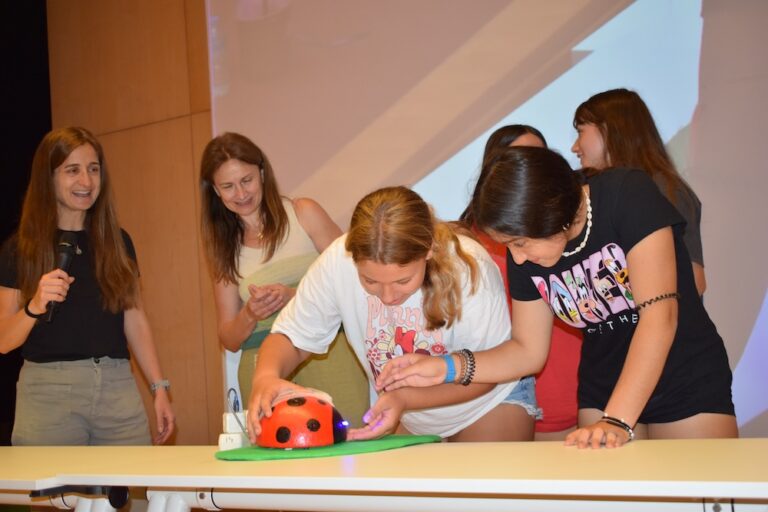 Ciberjardín de la Safor: 68 alumnos crean flores con Arduino