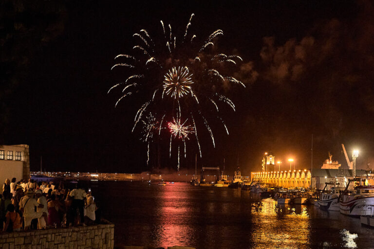 Processó i castell de focs posen punt i final a les festes del Grau de Gandia 2024
