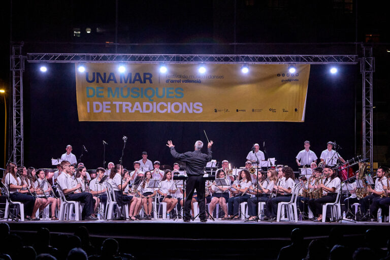 La playa de Gandia inaugura el ciclo ‘Una mar de músiques i de tradicions’