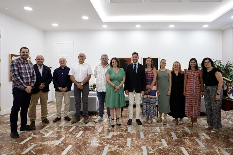 El alcalde recibe a Noelia Penadés, la primera Hermana Mayor del Sepulcro de Gandia