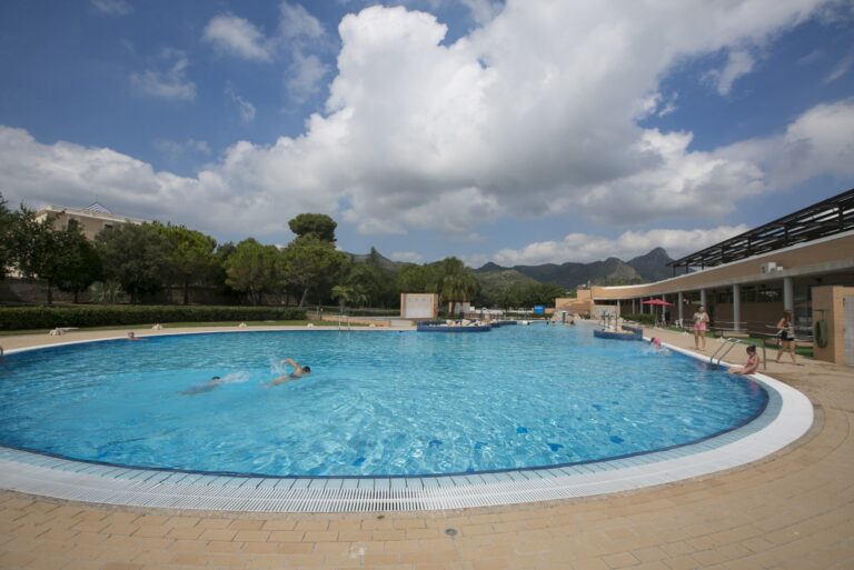 Gandia amplía el horario de las piscinas de Beniopa y Roís de Corella