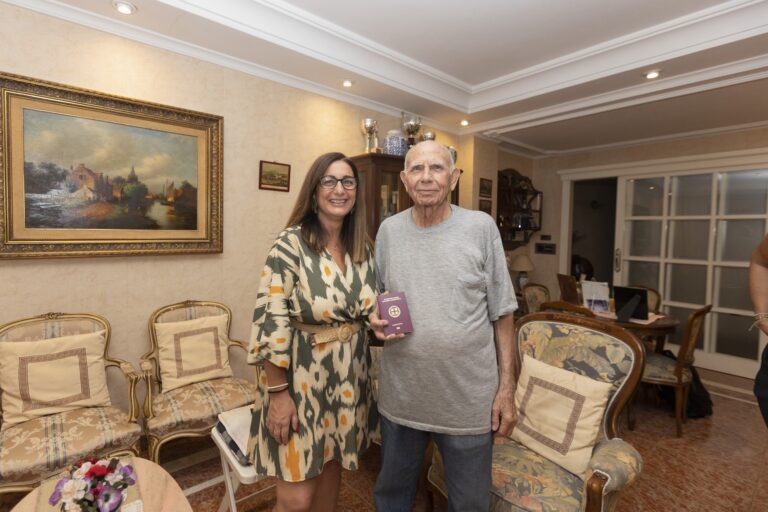 L’Ambaixada de Grècia es bolca amb un resident de Gandia gràcies a la gestió de l’Ajuntament