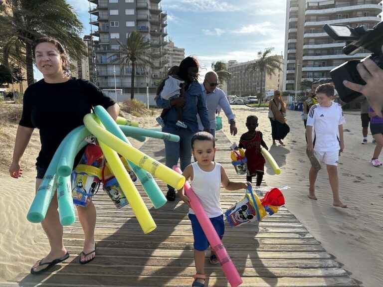 La Colegiata y Mensajeros de la Paz facilitan que 30 niños vean por primera vez el mar