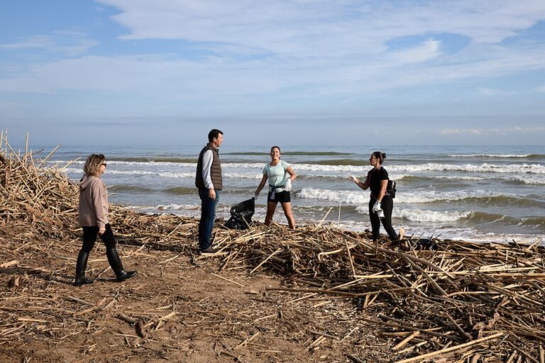Alumnos de la UPV retiran residuos contaminantes de la playa de Gandia