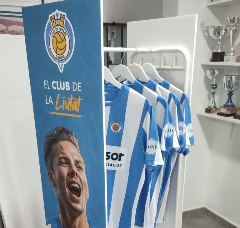 El CF Gandia presenta su camiseta oficial de la temporada 24/25 