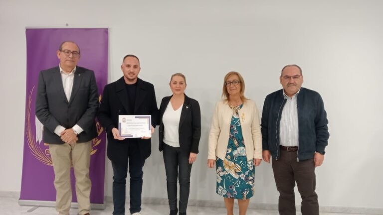 La Semana Santa elige como ganador del escaparate navideño a Martí Indumentaria