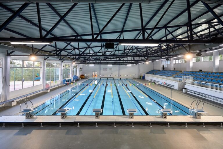 Abre la piscina cubierta del polideportivo