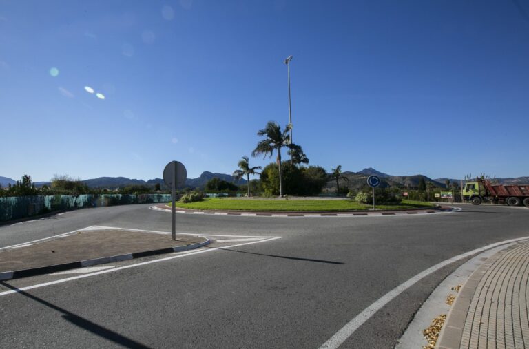 Licitadas las obras de prolongación de la carretera Nazaret-Oliva