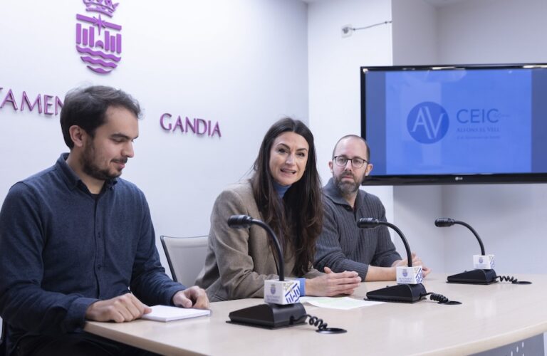 Miquel Faus recibe la beca Josep Camarena del CEIC Alfons el Vell