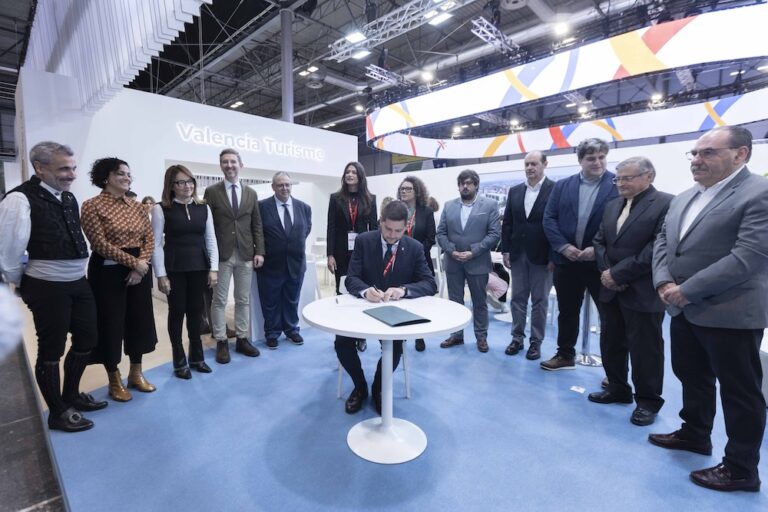 Gandia firma en FITUR un manifiesto para reclamar la Marca Turística Propia