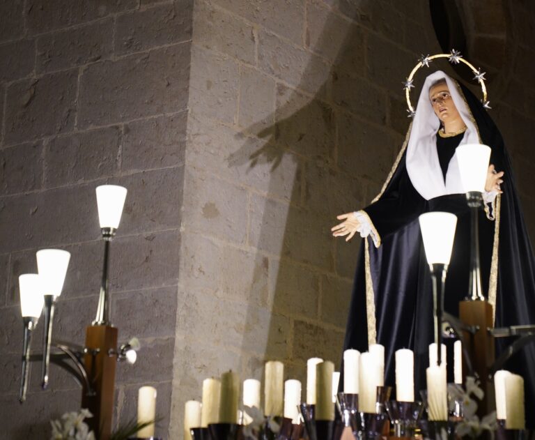 La Hermandad de la Virgen de la Soledad se traslada al Convento de Santa Clara