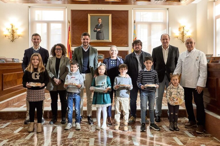 Gandia entrega las Cascas de Reyes: las imágenes