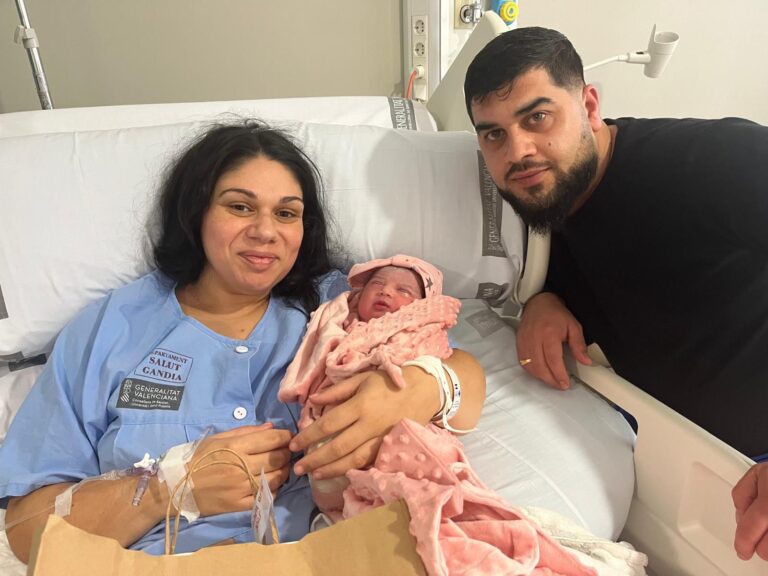 Nace Naima, el primer bebé del 2025 en Gandia