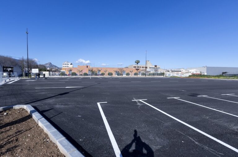 El polígono El Rajolar cuenta con un nuevo aparcamiento para camiones