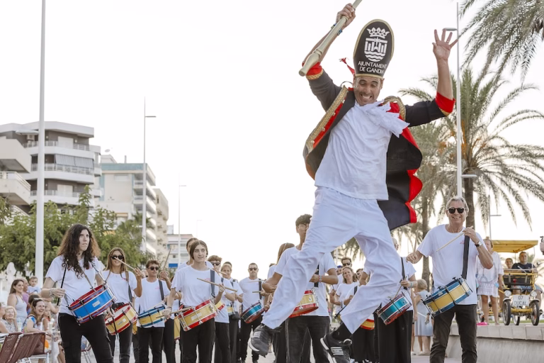 Miles de personas disfrutan de la ‘Festa a la Mar’ en Gandia