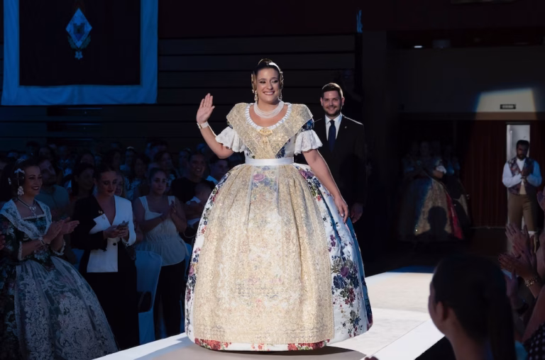 Gandia ya tiene oficialmente Falleras Mayores: todas las imágenes