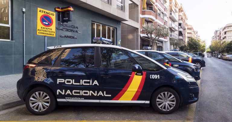 Detenidos en Gandia por abandonar a un menor en la puerta de la comisaría