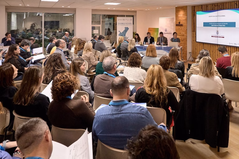 Gandia reúne a centros y empresas para reforzar la FP Dual en la Safor