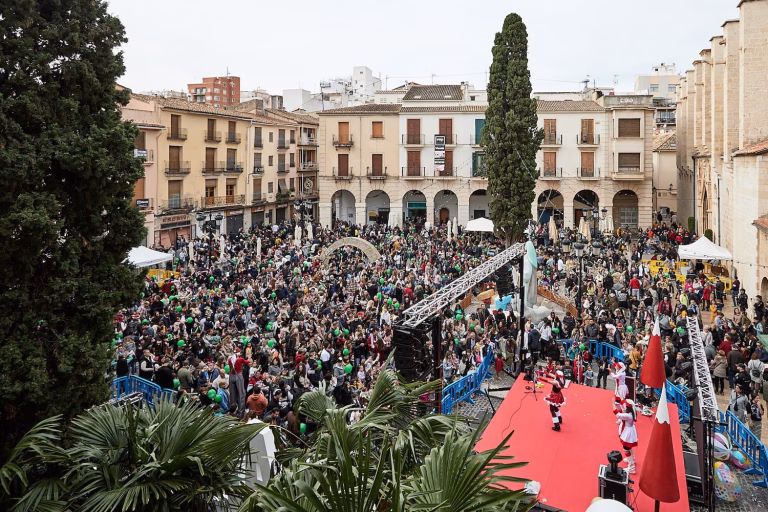 Gandia despide 2025 con campanadas infantiles, tardeo y espectáculo musical en la plaza Mayor