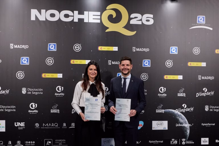 Gandia recibe varios distintivos de calidad y sostenibilidad turística en la gala “Noche Q”