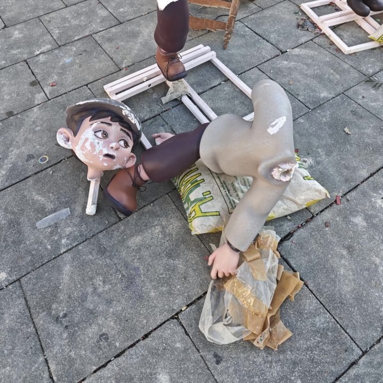 Vandalismo en las Fallas de Gandia: destrozan varios ninots de la Falla Plaça Prado