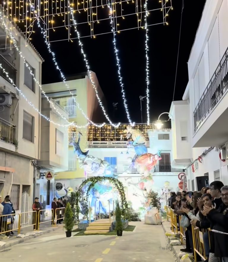 La Falla Grau enciende las Fallas 2026 con la inauguración de sus luces